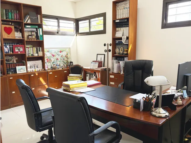 Despacho principal del Estudio con biblioteca jurídica