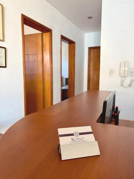 Sala de reuniones con tarjetero del Estudio Rosso