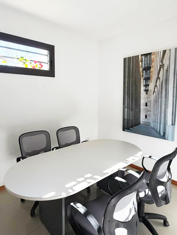 Sala de reuniones con mesa ovalada